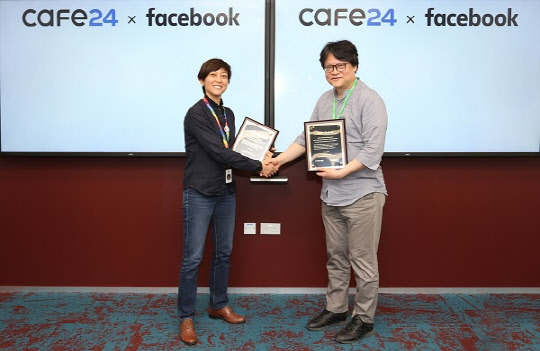 2019년 2월 28일 이재석(오른쪽) 카페24 대표가 카렌 테오 페이스북 아시아태평양 중소 비즈니스 총괄과 만나 페이스북 아태지역 40개국 마케팅 활성화 강화 협약을 체결한 뒤 악수를 나누고 있다. <카페24 제공>